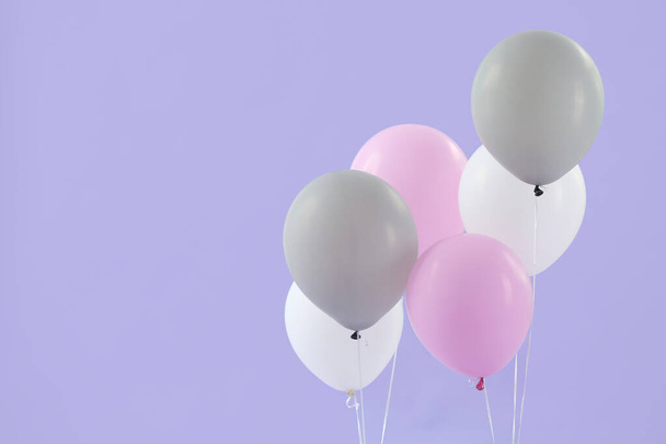 Διαφορετικά μπαλόνια στο φόντο χρώματος - Φωτογραφία, εικόνα