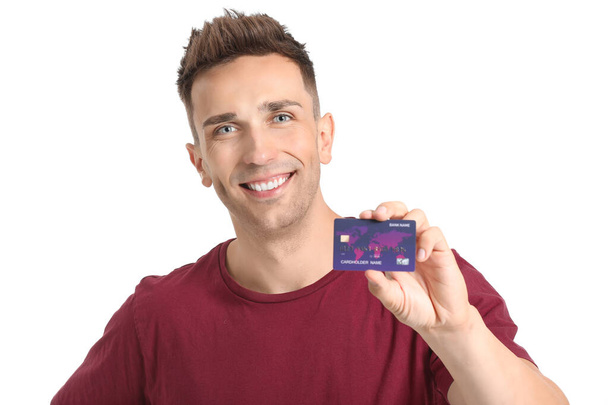 jonge man met credit card op witte achtergrond - Foto, afbeelding