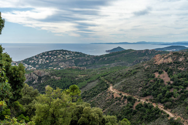 cap roux hiking trail In the red rocks of the Esterel mountains  - Photo, Image