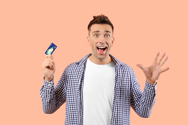 Onnellinen mies luottokortilla värillinen tausta
 - Valokuva, kuva