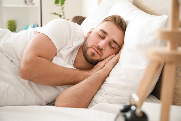 Ráno mladý muž spí v posteli - Fotografie, Obrázek