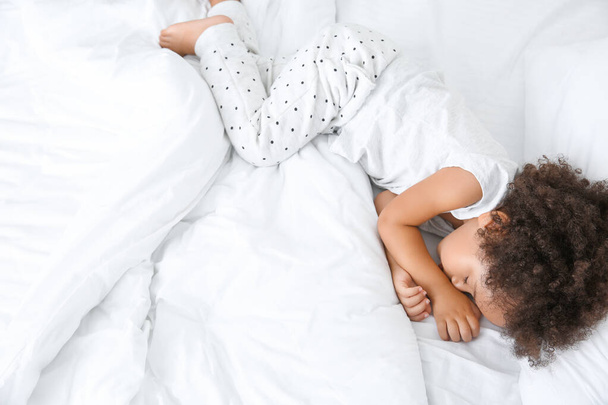 Little African-American girl sleeping in bed - Valokuva, kuva