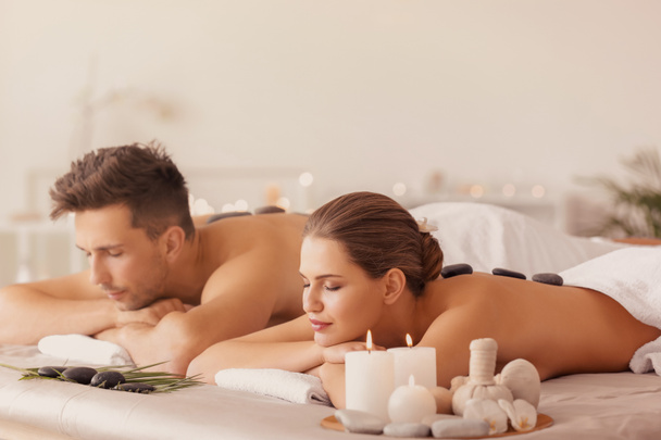 Casal jovem relaxante no salão de spa
 - Foto, Imagem