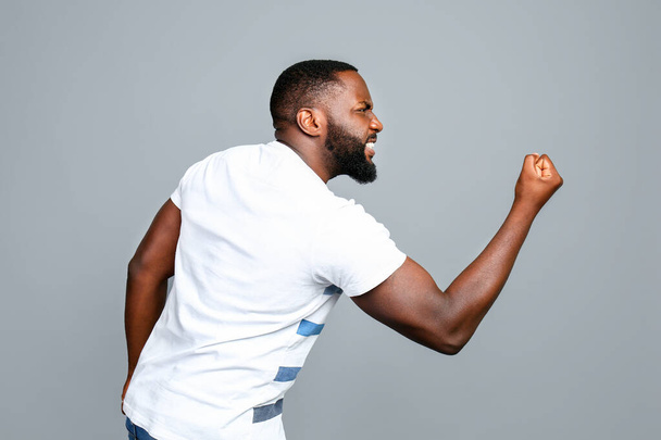 Гнів афро-американський чоловік на сірому фоні - Фото, зображення