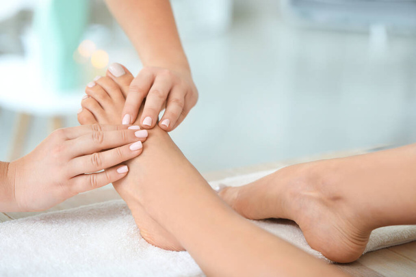 Mulher bonita recebendo massagem nos pés no salão de spa
 - Foto, Imagem