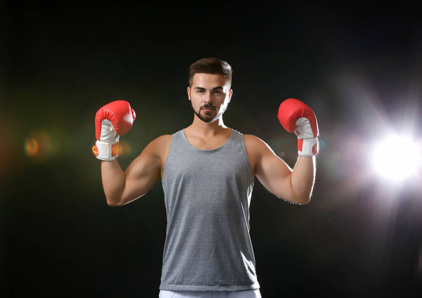 Sportowy męski bokser na ciemnym tle - Zdjęcie, obraz