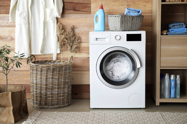 Interno della lavanderia domestica con lavatrice moderna
 - Foto, immagini