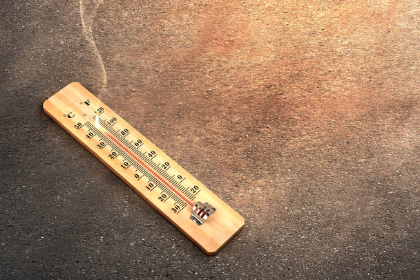 Termômetro com alta temperatura na rua com sol brilhante
 - Foto, Imagem