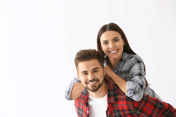 A boldog ifjú párok portréja fehér alapon - Fotó, kép