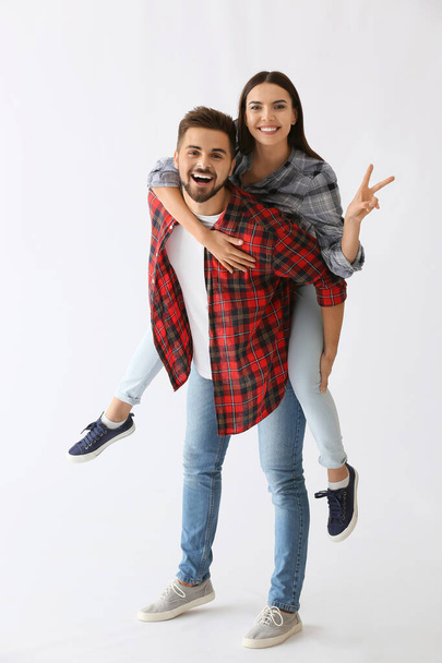 A boldog ifjú párok portréja fehér alapon - Fotó, kép