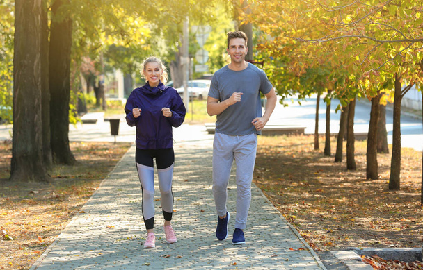 Sportovní mladý pár běží v parku - Fotografie, Obrázek