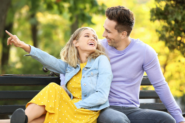 Jovem casal feliz na data romântica no parque
 - Foto, Imagem