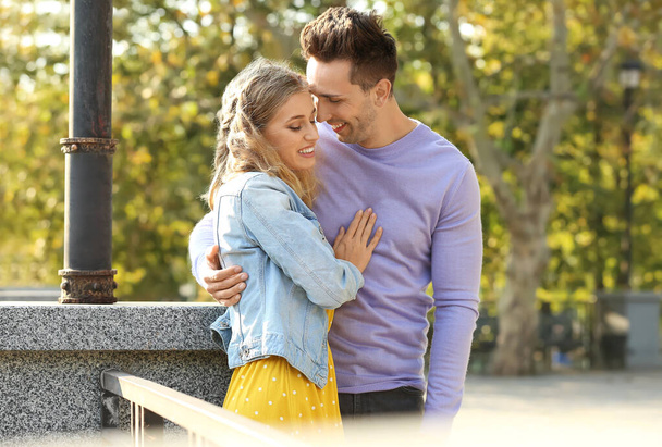 Щаслива молода пара на романтичному побаченні в парку
 - Фото, зображення