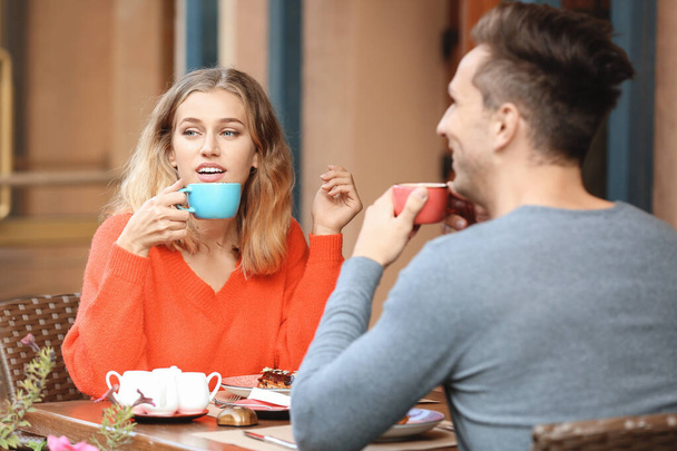 Felice giovane coppia su appuntamento romantico in caffè
 - Foto, immagini
