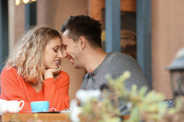 gelukkig jong paar op romantisch date in cafe - Foto, afbeelding