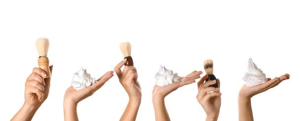 Mãos com escovas de barbear e espuma sobre fundo branco
 - Foto, Imagem