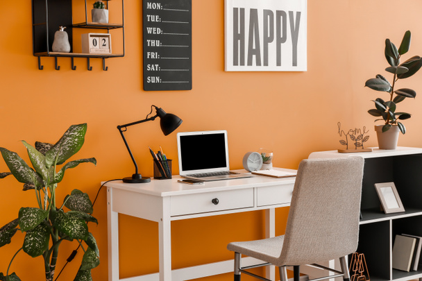 Tyylikäs työpaikka laptop lähellä väri seinä - Valokuva, kuva