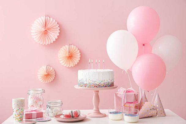 Lekkere snoep bar voor verjaardag partij op tafel tegen kleur achtergrond - Foto, afbeelding