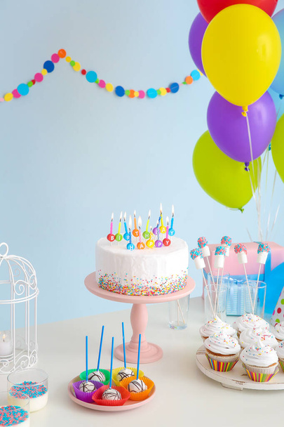 leckere Schokoriegel für Geburtstagsparty auf Tisch vor farbigem Hintergrund - Foto, Bild