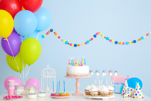 Sabrosa barra de caramelo para la fiesta de cumpleaños en la mesa contra el fondo de color
 - Foto, Imagen