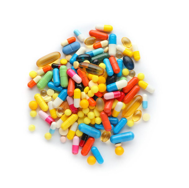 Montón de diferentes píldoras sobre fondo blanco
 - Foto, imagen