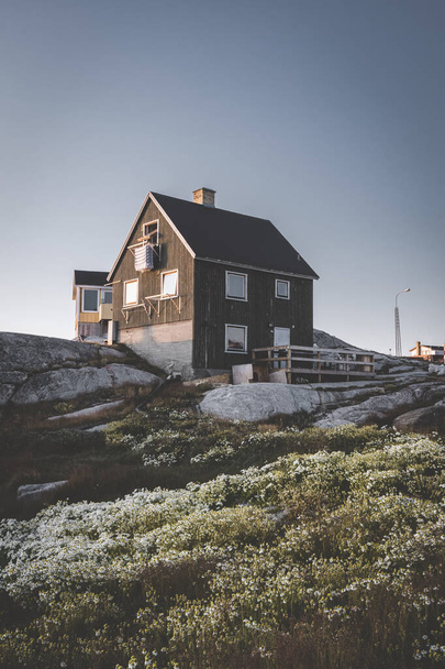 The colorful house of Rodebay Ilulissat, Greenland. This settlement is located on a small peninsula jutting off the mainland into eastern Disko Bay, 22.5 km north of Ilulissat - Foto, imagen