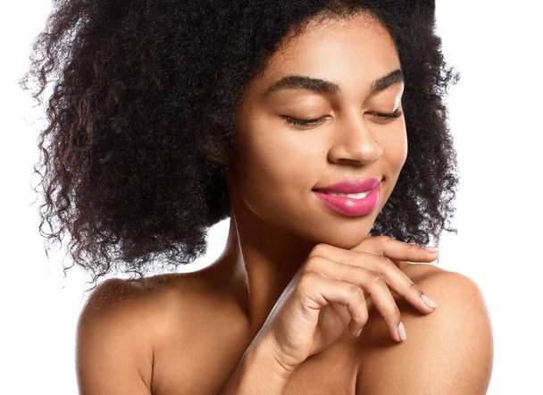 Портрет красивой афро-американской женщины с яркими губами на белом фоне
 - Фото, изображение