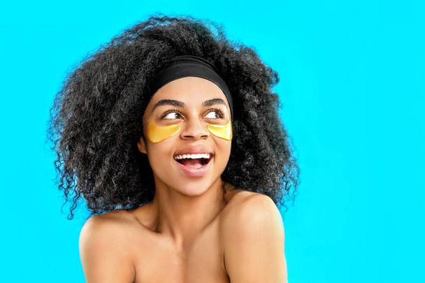 Ritratto di bella donna afro-americana con macchie sotto gli occhi su sfondo di colore
 - Foto, immagini
