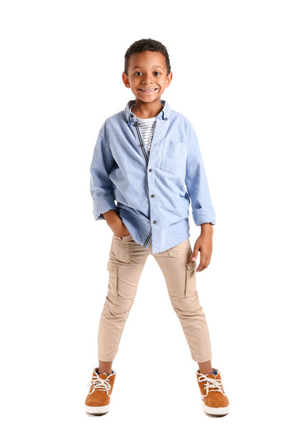 El muchacho a la moda afroamericano sobre el fondo blanco
 - Foto, Imagen