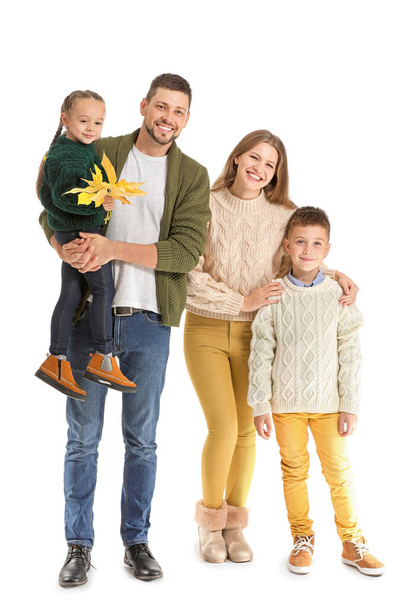 Portrait de famille heureuse avec des feuilles d'automne sur fond blanc
 - Photo, image