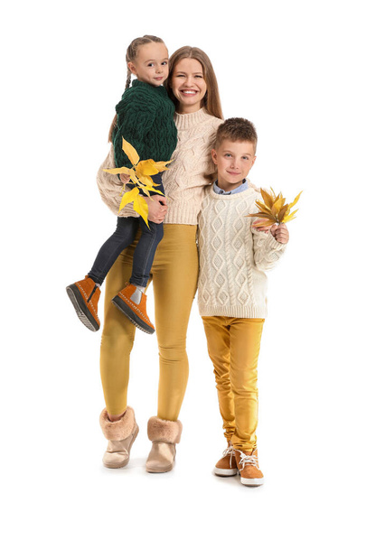 Porträt einer glücklichen Familie mit Herbstblättern auf weißem Hintergrund - Foto, Bild