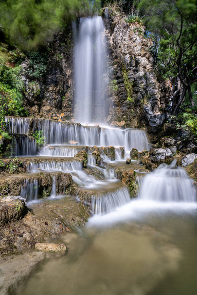 larga exposición imagen de una cascada en el parque público en genua, ital
 - Foto, Imagen