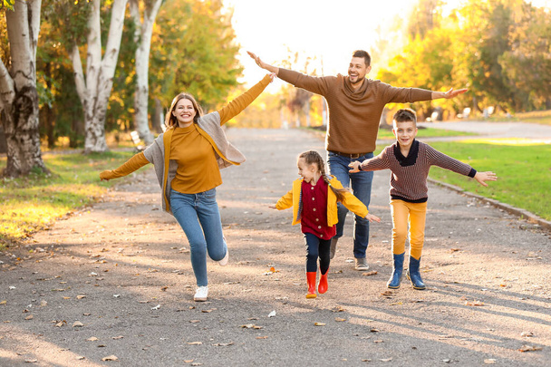 šťastná rodina baví v podzimním parku - Fotografie, Obrázek