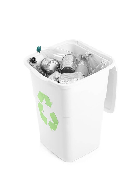 Δοχείο με σκουπίδια σε λευκό φόντο. Έννοια ανακύκλωσης - Φωτογραφία, εικόνα