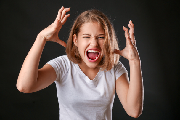 Křičící dospívající dívka na tmavém pozadí - Fotografie, Obrázek