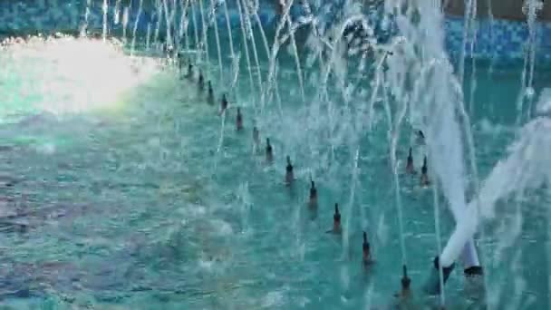 fontanna z strumieni wody - Materiał filmowy, wideo