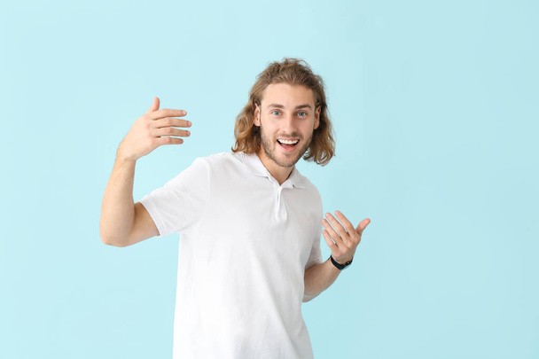 Portrait of happy man on color background - Foto, afbeelding