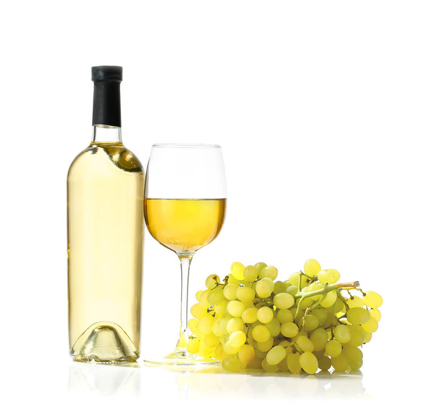 Bouteille et verre de vin sur fond blanc
 - Photo, image