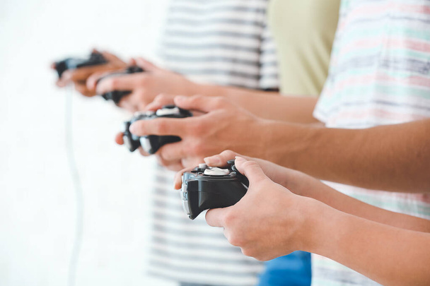 Adolescentes jugando videojuegos, primer plano
 - Foto, imagen