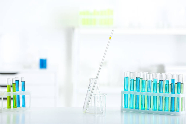 Reagenzgläser mit Proben auf dem Tisch im Labor - Foto, Bild