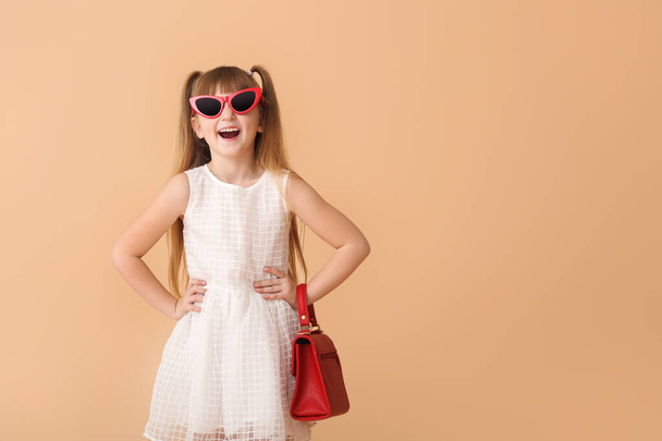 Модная маленькая девочка на цветном фоне
 - Фото, изображение