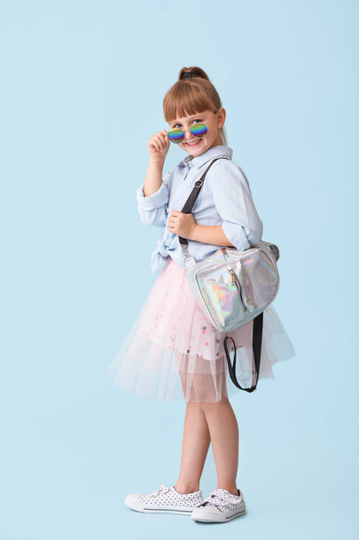 Модная маленькая девочка на цветном фоне
 - Фото, изображение