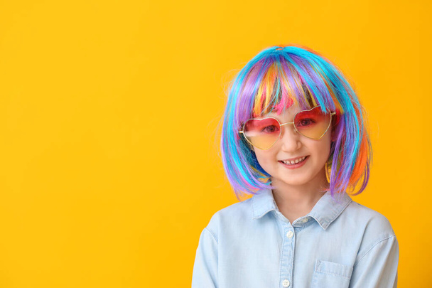 Petite fille mignonne en perruque lumineuse sur fond de couleur
 - Photo, image