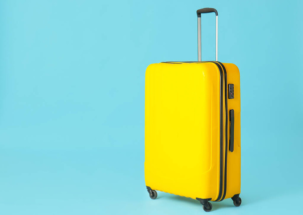 Упакованный чемодан на цветном фоне. Концепция путешествия - Фото, изображение