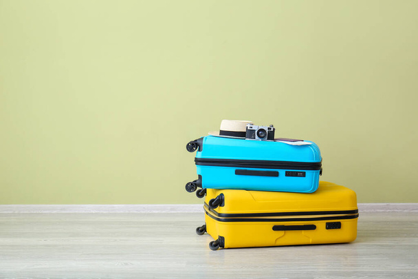 Renkli duvarın yanında bavullar var. Seyahat kavramı - Fotoğraf, Görsel