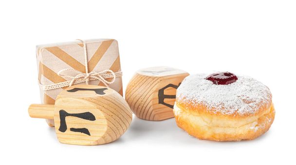 Dreidels, donut ve beyaz arka planda Hanuka için hediye - Fotoğraf, Görsel