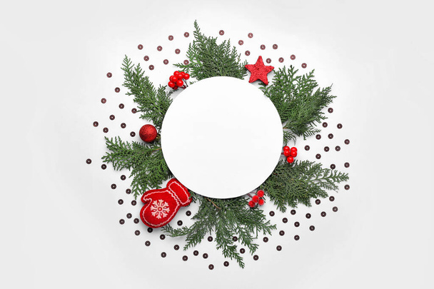Kaunis joulun koostumus tyhjällä kortilla ja kuusen oksat valkoisella taustalla
 - Valokuva, kuva