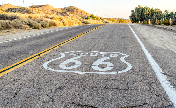 Ruta histórica 66 con letrero de pavimento en California, Estados Unidos
 - Foto, imagen