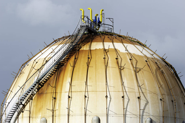 Сферический баллон природного газа в нефтехимической промышленности при дневном свете, Хихон, Астурия, Испания
. - Фото, изображение