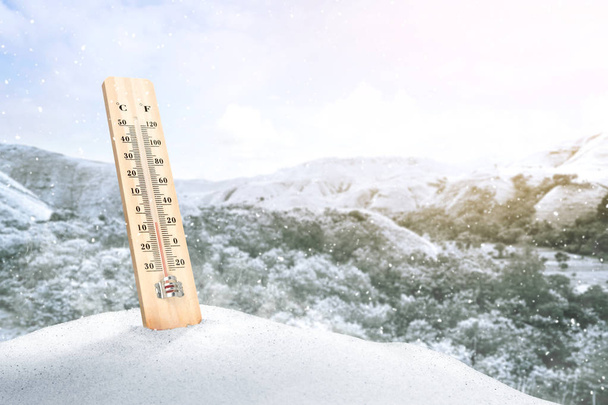 das Thermometer auf dem Schnee misst die Außentemperatur - Foto, Bild